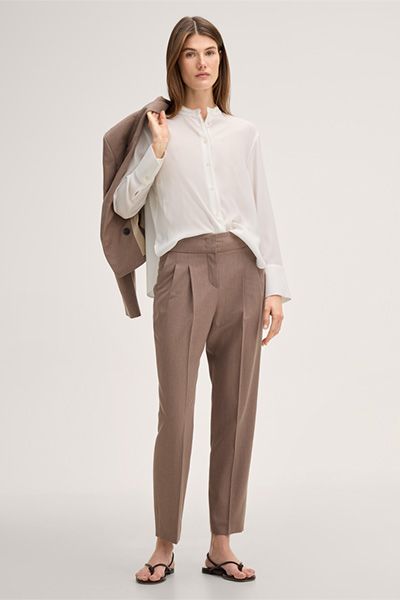 Weiße Crêpe-Bluse mit Stehkragen und geknöpften Manschetten