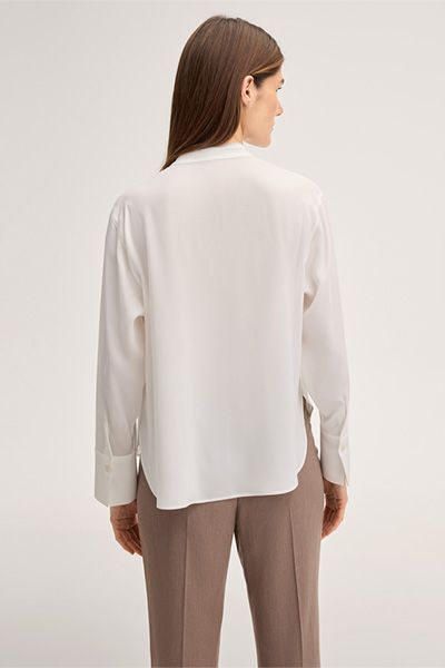 Weiße Crêpe-Bluse mit Stehkragen und geknöpften Manschetten