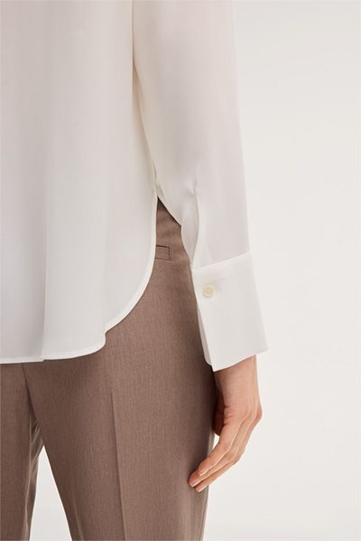 Weiße Crêpe-Bluse mit Stehkragen und geknöpften Manschetten