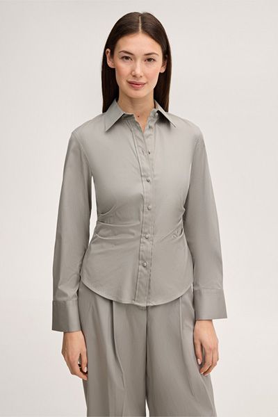 Baumwollstretch-Hemdbluse in Greige mit Knopfdetails und figurbetonter Passform