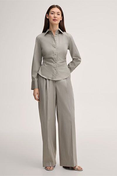 Baumwollstretch-Hemdbluse in Greige mit Knopfdetails und figurbetonter Passform