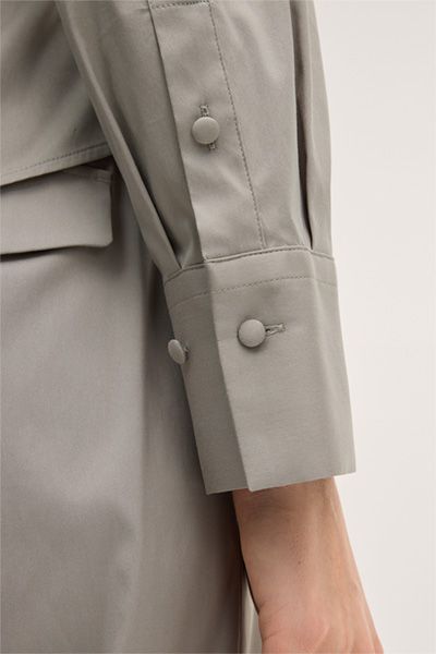 Baumwollstretch-Hemdbluse in Greige mit Knopfdetails und figurbetonter Passform