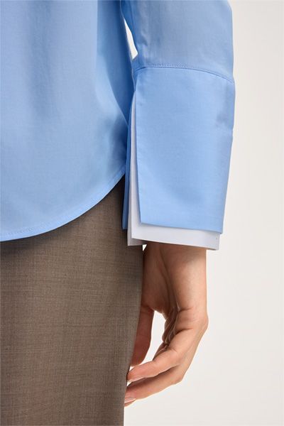 Popeline-Baumwoll-Hemdbluse in Hellblau mit Manschetten