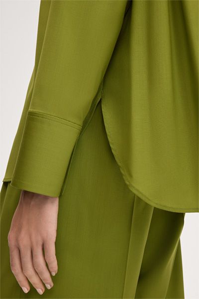 Reine Schurwoll-Hemdbluse in Grün mit aufgesetzten Taschen