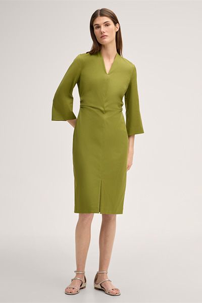 Baumwollstretch-Etui-Kleid in Grün mit V-Ausschnitt und Midi-Länge