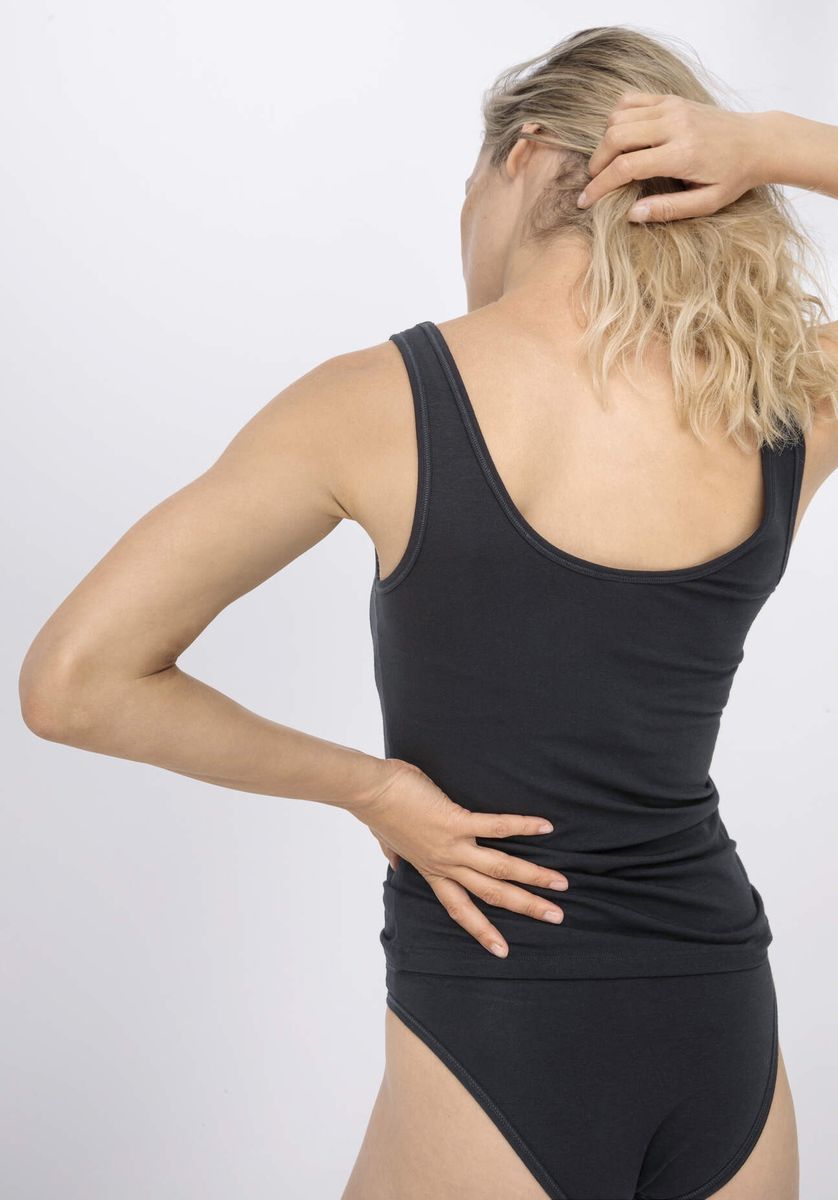 hessnatur Damen V-Neck Tanktop PURE BALANCE aus Bio-Baumwolle und TENCEL™ Modal - schwarz - Größe 34