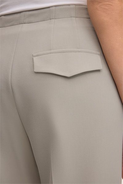 Tech-Viskose Crêpe Marlene Hose in Greige mit Falten