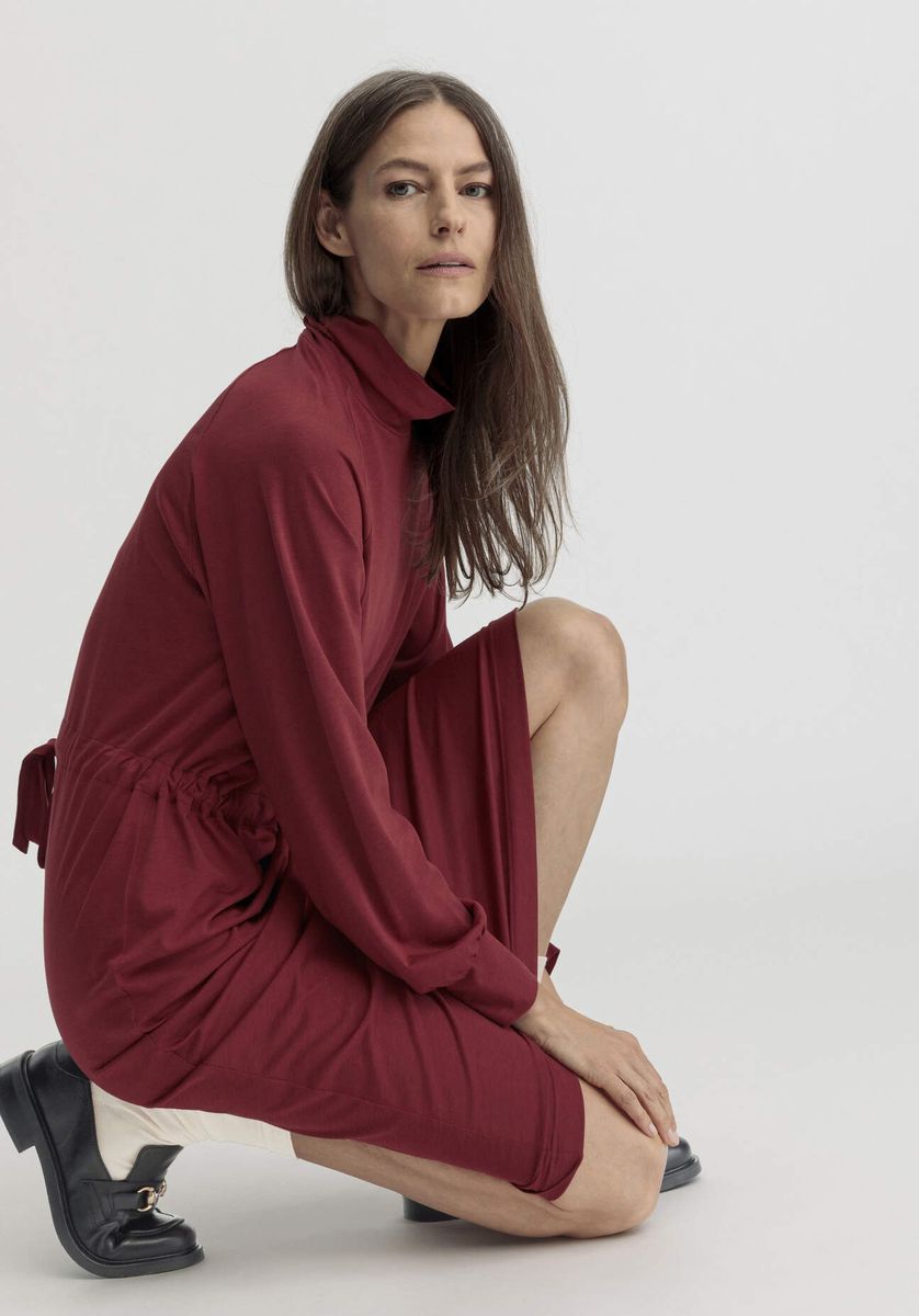 Lässiges Midi-Jerseykleid mit Rollkragen