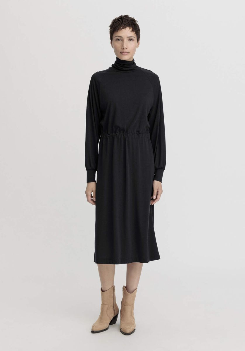 Locker geschnittenes Rollkragen-Midikleid