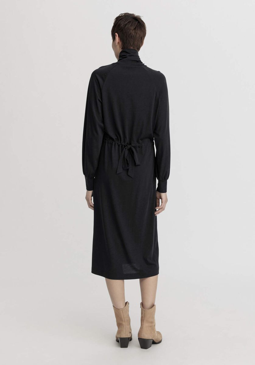 Locker geschnittenes Rollkragen-Midikleid