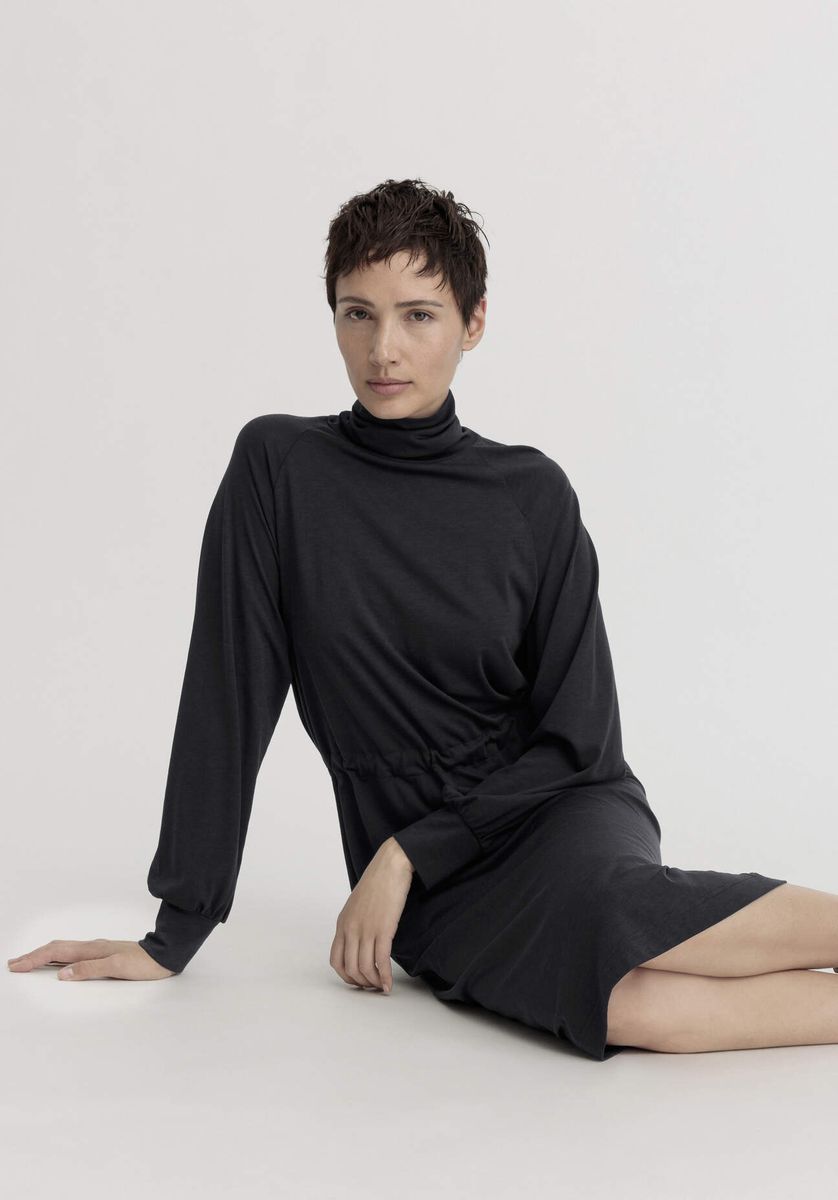 Locker geschnittenes Rollkragen-Midikleid