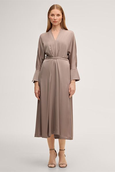 Aprikosenfarbenes langärmeliges Crêpe-Kaftan-Midikleid mit Gürtel