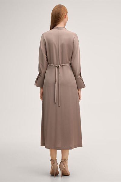 Aprikosenfarbenes langärmeliges Crêpe-Kaftan-Midikleid mit Gürtel