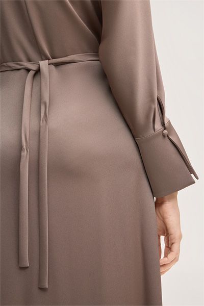 Aprikosenfarbenes langärmeliges Crêpe-Kaftan-Midikleid mit Gürtel