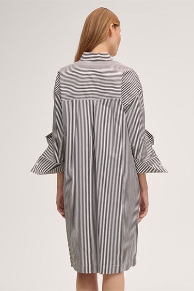 Locker geschnittenes Baumwoll-Hemdkleid in Ecru und Dunkelbraun gestreift