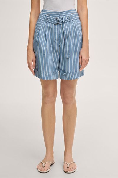 Marc Cain Gestreifte Shorts aus Viskosemischung mit Gürtel in Hellblau/Ecru