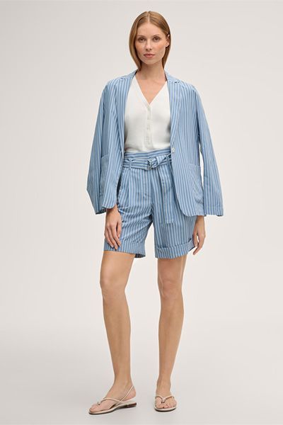 Marc Cain Gestreifte Shorts aus Viskosemischung mit Gürtel in Hellblau/Ecru