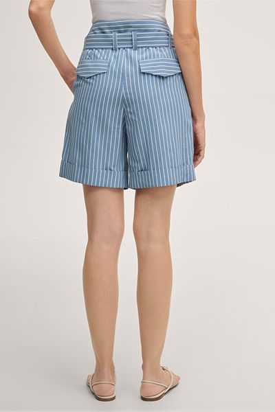 Marc Cain Gestreifte Shorts aus Viskosemischung mit Gürtel in Hellblau/Ecru