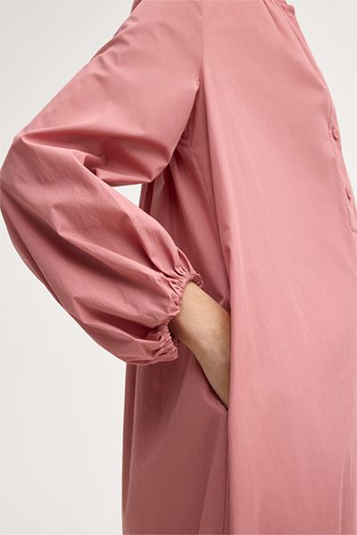 Maxikleid aus Baumwolle mit Stehkragen in gedecktem Rosa