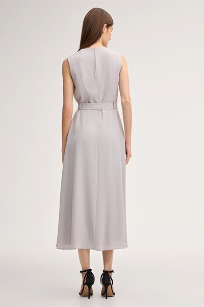 Ärmelloses Crêpe-Midikleid in Beige mit Bindegürtel