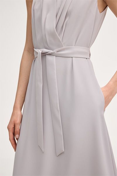 Ärmelloses Crêpe-Midikleid in Beige mit Bindegürtel