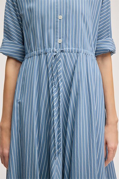 Gestreiftes Viskosemischungs-Midikleid mit Stehkragen in Blau-Ecru