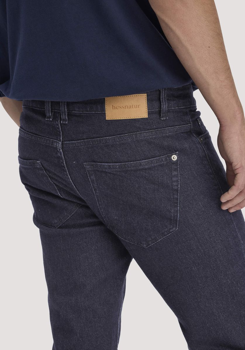 Schmal geschnittene Jeans aus dunklem Denim