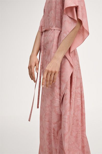 Kaftankleid aus Viskose-Seidenmischung mit Blumendruck und Gürtel in Rosa