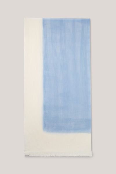 Schurwoll-Schal mit Farbverlauf in Hellblau-Ecru