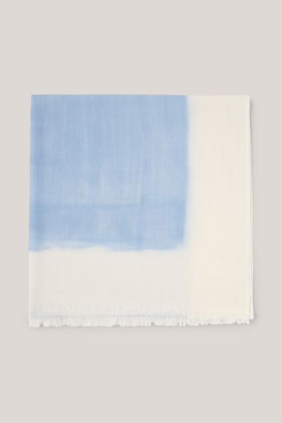 Schurwoll-Schal mit Farbverlauf in Hellblau-Ecru