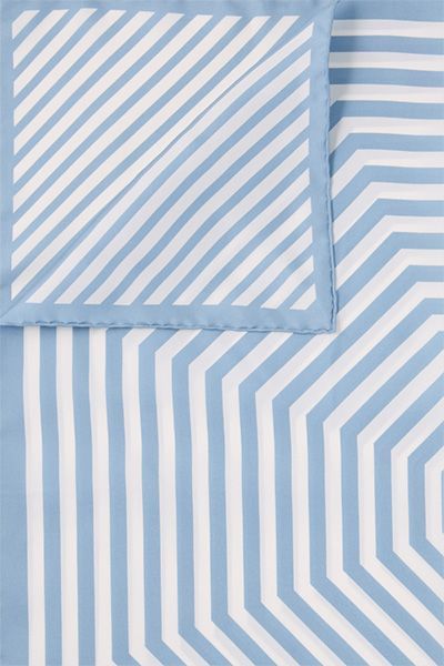 Seidentuch in Hellblau-Ecru gestreift mit geometrischem Streifenmuster