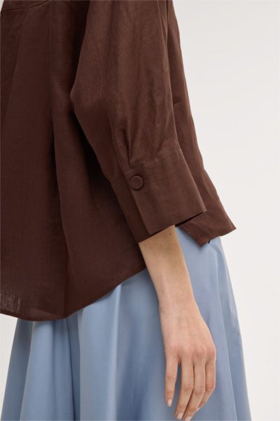 Braune Leinenbluse mit Kragen und Dreiviertelärmeln