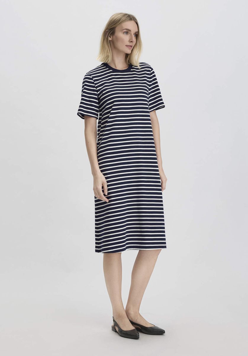 Gestreiftes gestricktes T-Shirt-Midikleid