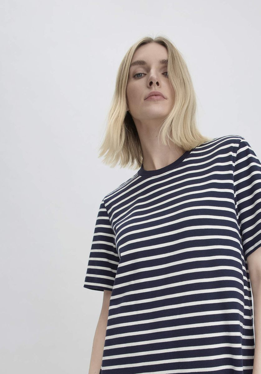 Gestreiftes gestricktes T-Shirt-Midikleid