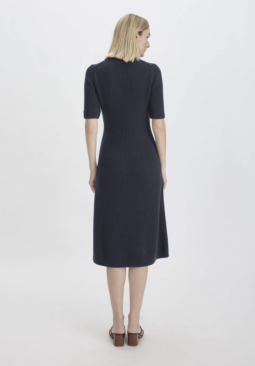 Elegantes geripptes Strick-Midikleid