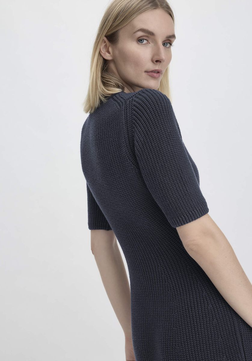 Elegantes geripptes Strick-Midikleid