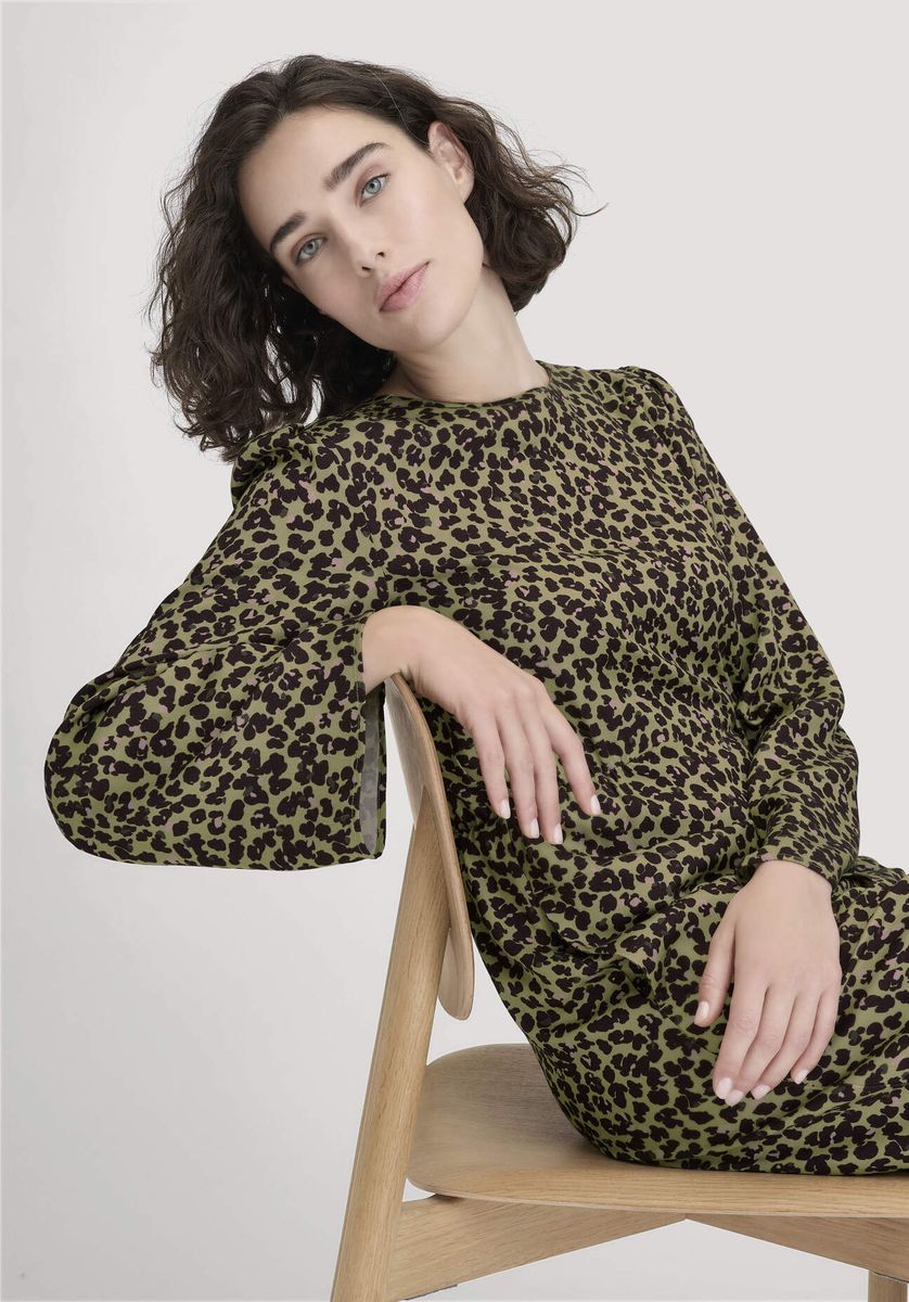 Feminines Satin-Midikleid mit Leopardenmuster