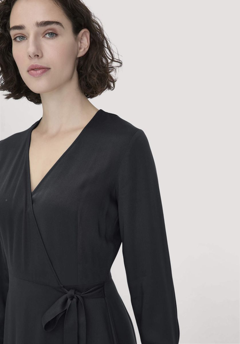 Elegantes Wickel-Midikleid mit Ärmeln