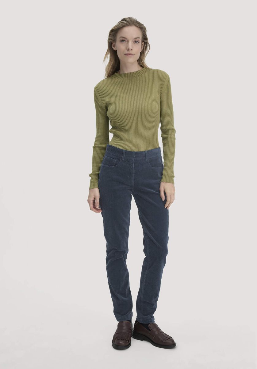 Schmale Cordhose mit hohem Bund