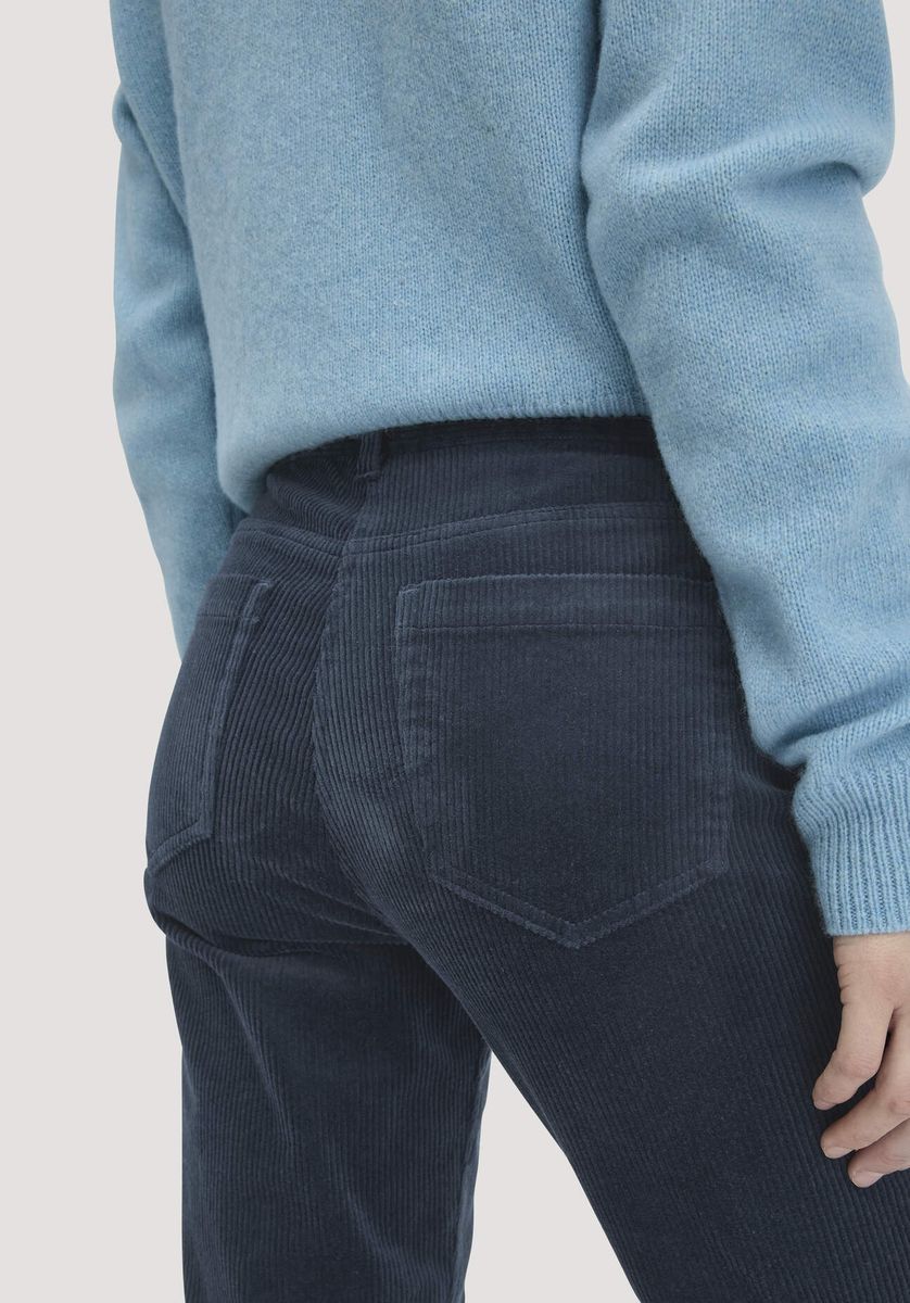 Schmale Cordhose mit hohem Bund