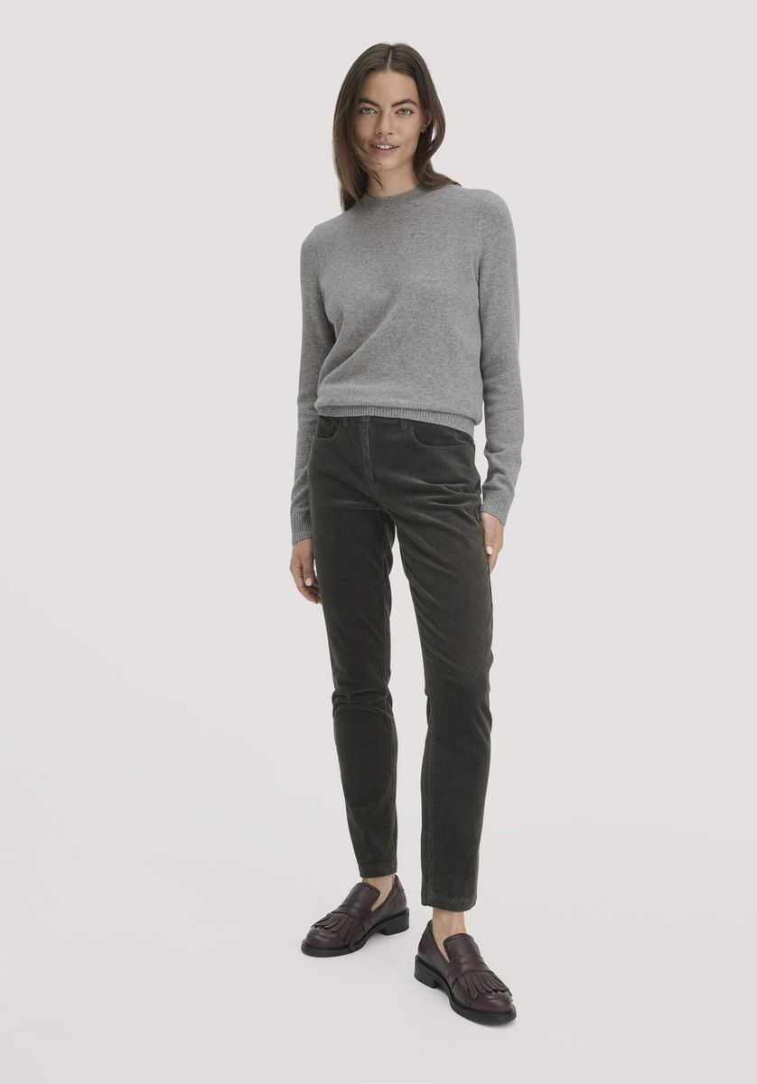 Schmal geschnittene Cordhose mit hohem Bund