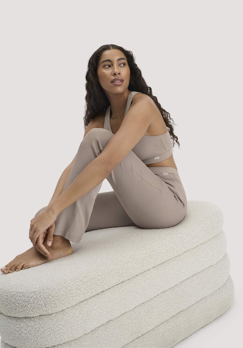 hessnatur Damen Leggings Flared SOFT RIB aus Bio-Baumwolle - beige - Größe 34