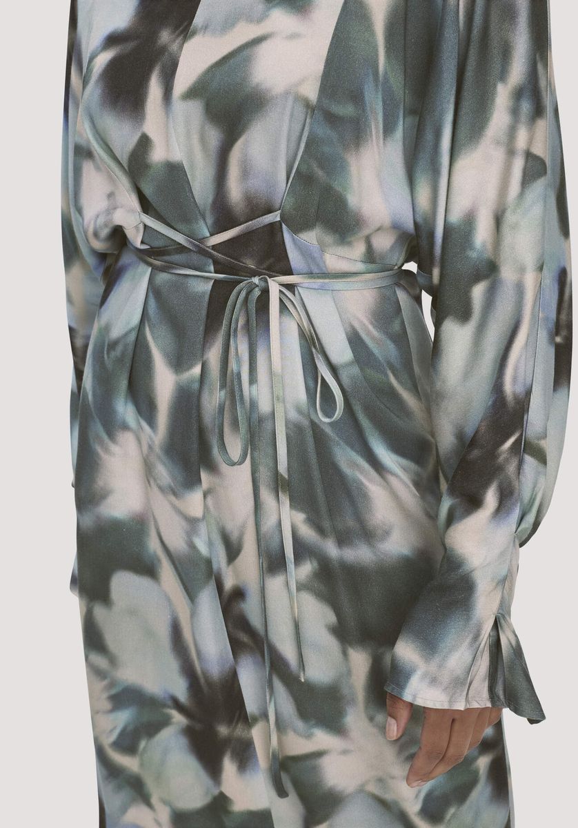 hessnatur Damen Kimono Kleid Wickeloptik Midi aus LENZING™ ECOVERO™ - blau - Größe 34