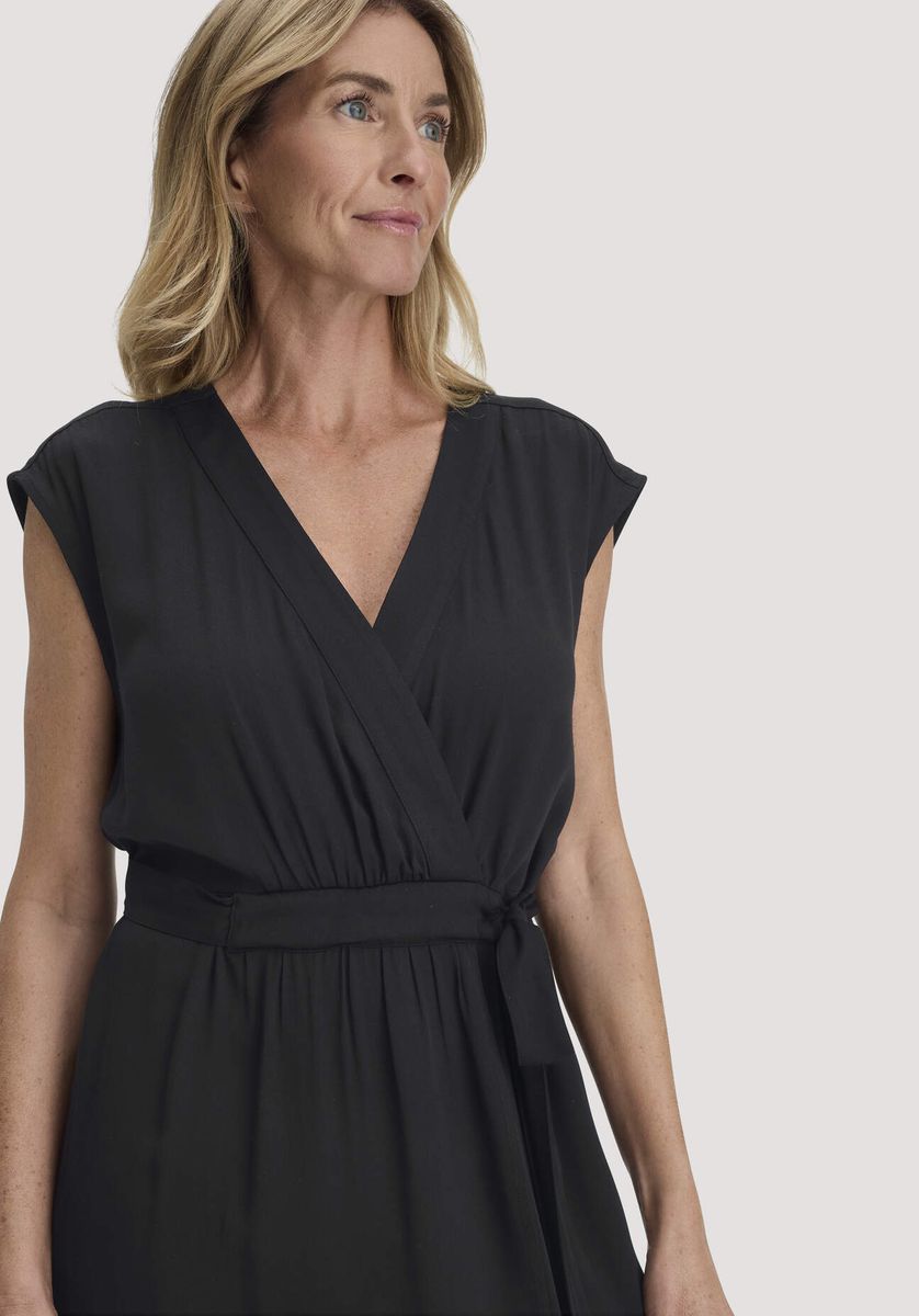 hessnatur Damen Kleid mit Wickeloptik Midi aus LENZING™ ECOVERO™ - schwarz - Größe 34