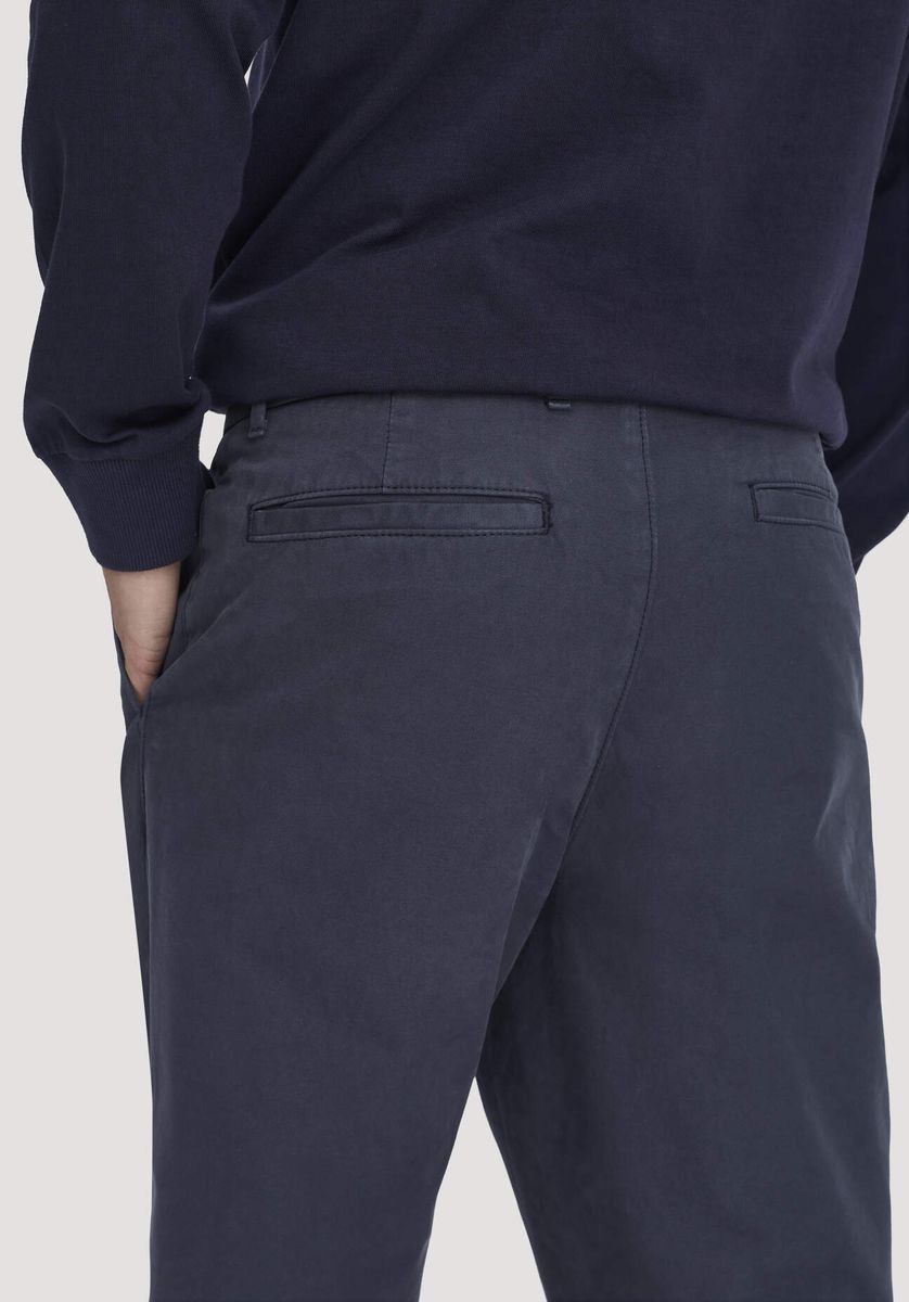 hessnatur Herren Chino RONNEL Relaxed aus Bio-Baumwolle - blau - Größe 31/32