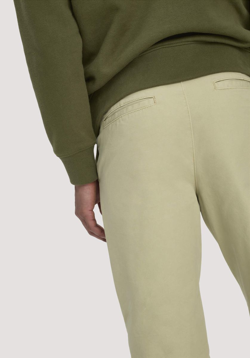 hessnatur Herren Chino RONNEL Relaxed aus Bio-Baumwolle - grün - Größe 31/32
