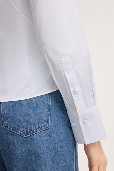 Weisse taillierte Baumwollstretch-Bluse mit geknöpften Manschetten