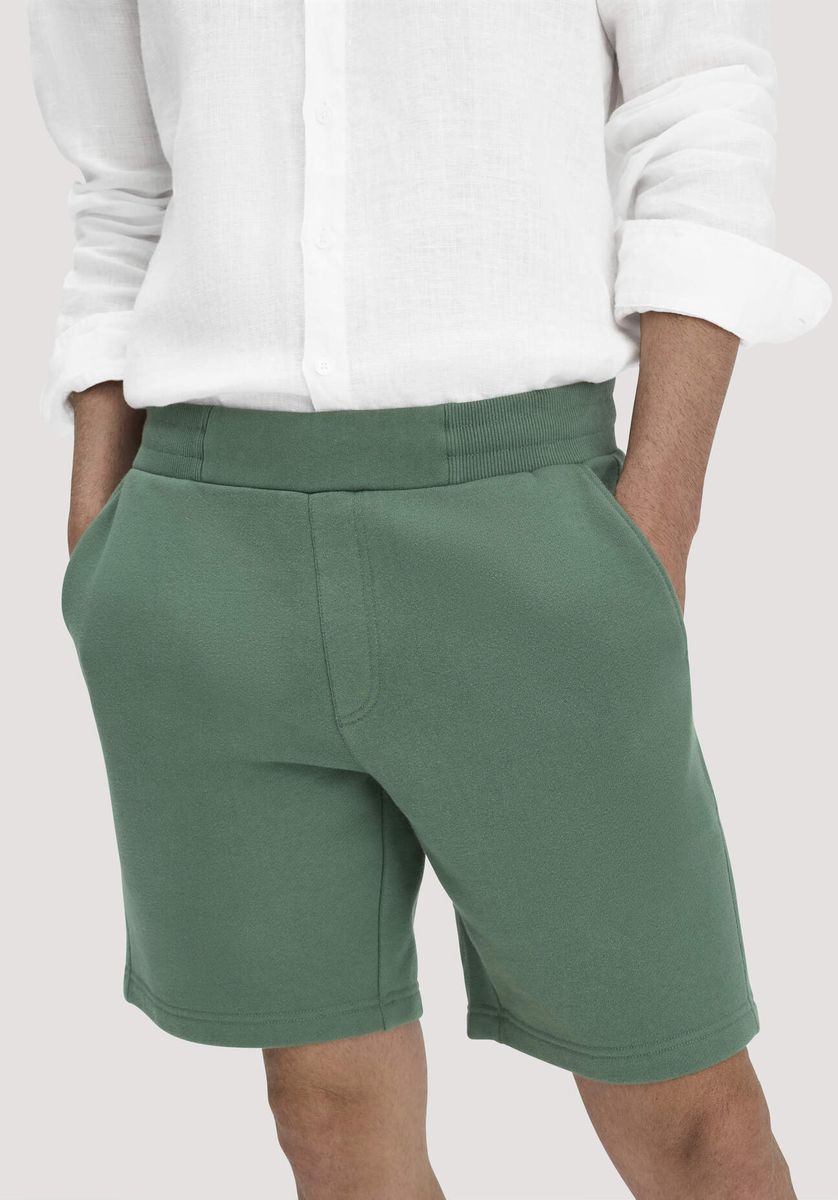hessnatur Herren Sweat Shorts TRIAS Relaxed BETTER RECYCLING aus Bio-Baumwolle - grün - Größe L