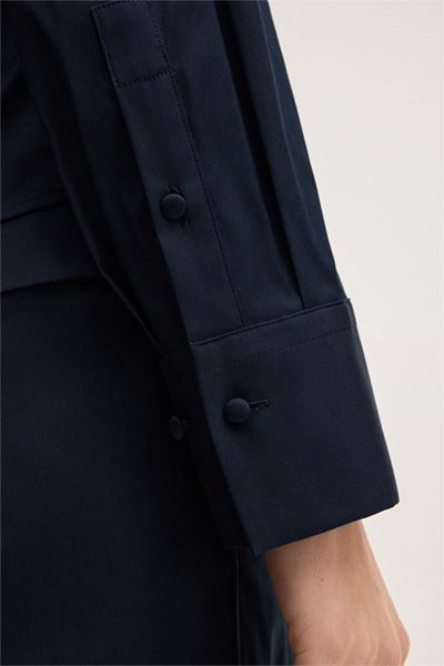 Baumwollstretch-Hemdbluse in Marineblau mit schmaler Passform