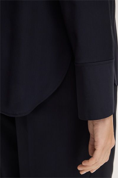 Edle Wollhemdbluse in Navy mit aufgesetzten Taschen